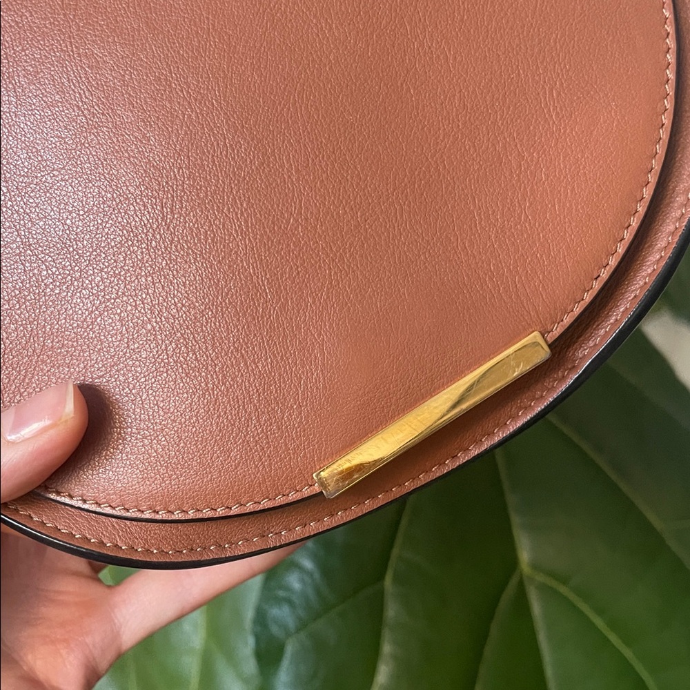 CUYSNA SADDLE Elegant Tan Leather Crossbody Bag - Picture 4 of 9